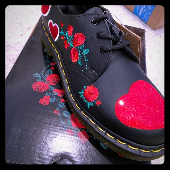 dr martens 1461 hearts